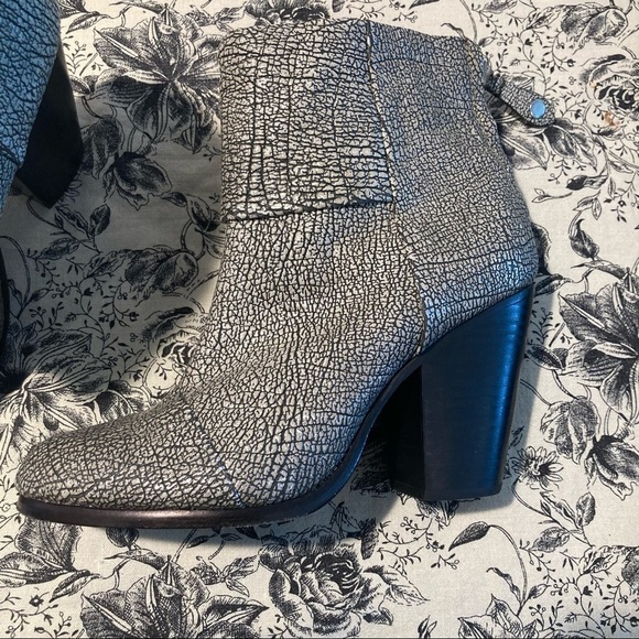 𝅺RAG & BONE Sz 37.5 Newbury Metallic Gunmetal  Crinkled Leather Booties - Picture 6 of 10